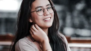 Wanita muda tersenyum mesra potret